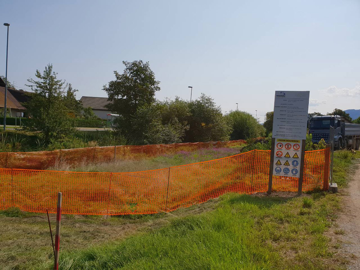 zacetek gradnje ograja