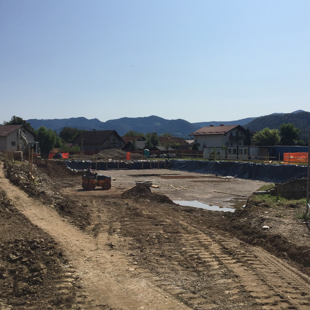 zacetek gradnje ograja