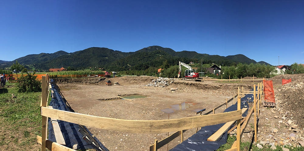 zacetek gradnje ograja