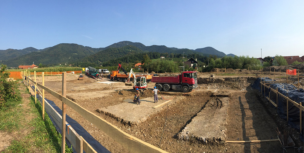 zacetek gradnje ograja